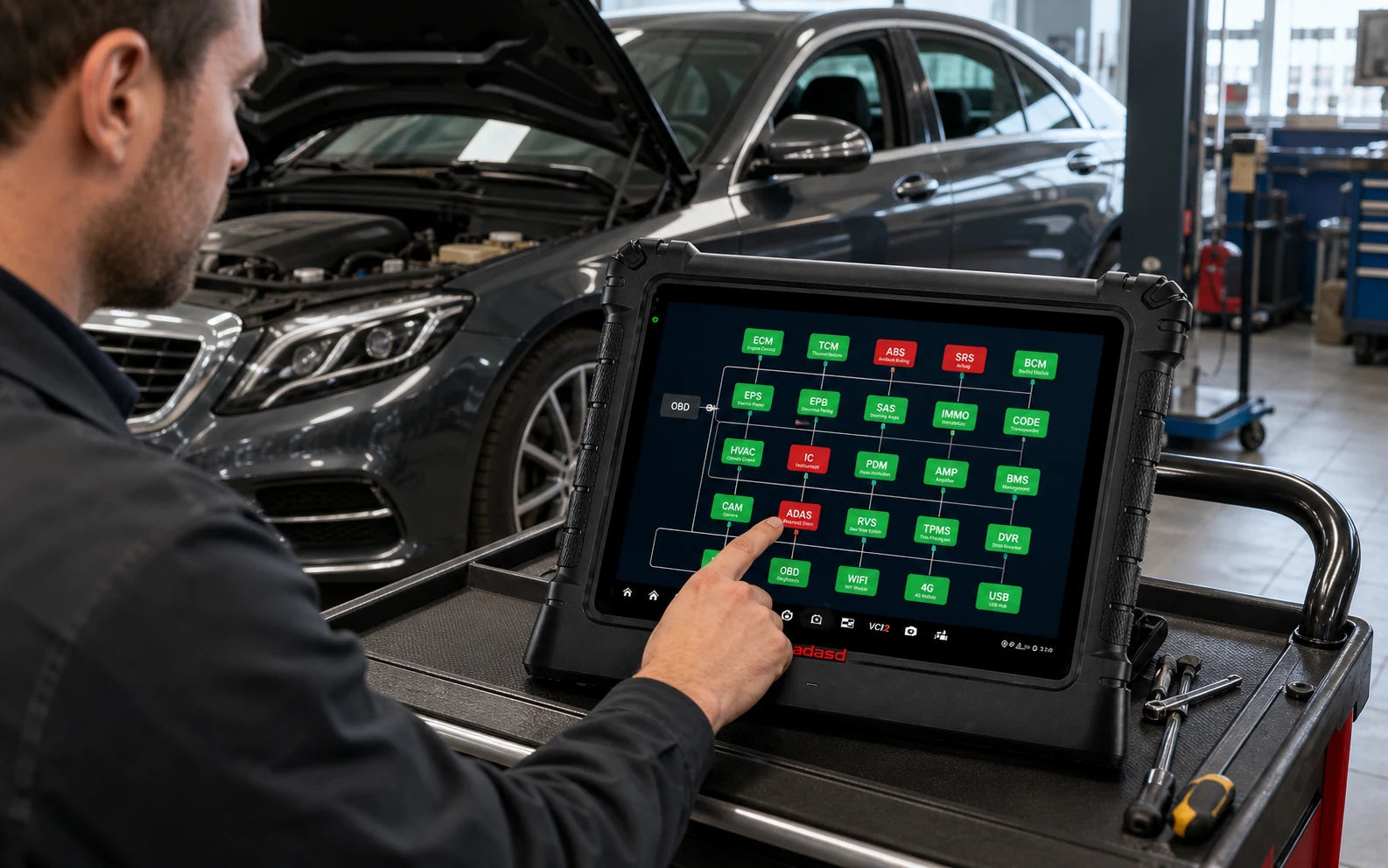 Techniker prüft die Topologie des Fahrzeugnetzwerks direkt auf dem adasd Diagnosetablet